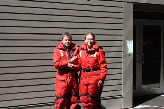 Wir gehen auf große Tour - Whle Watching mit einem Zodiac. Und müssen doch tatsächlich diese albernen Anzüge anziehen