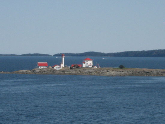 Unterwegs kommen wir an einer kleinen Insel mit 3 Häusern und einem Leuchtturm vorbei