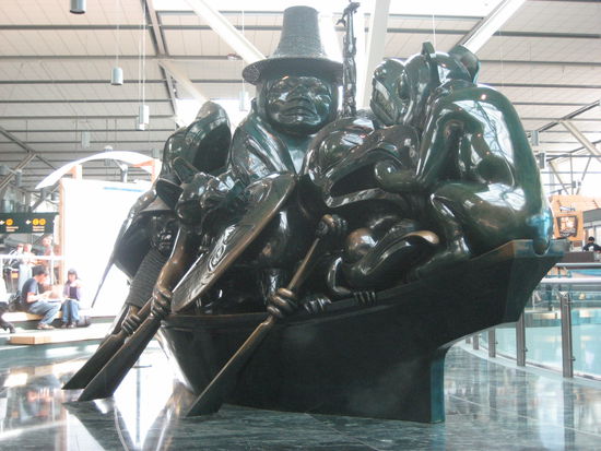 Airport Vancouver
Auch diese Skulptur ist von Bill Reid - "Jade Canoe" oder "Spirit of Haida Gwai"