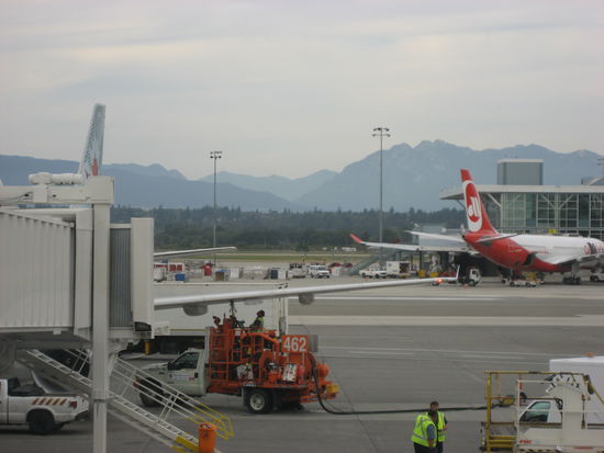 Da steht Markus Air Berlin Maschine und gegenüber meine Air Canada Maschine nach Toronto - bye BC!!