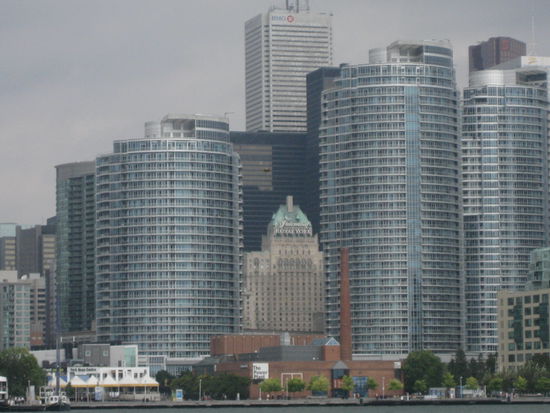 .... das Fairmont wirkt sehr verloren zwischen den modernen Gebäuden