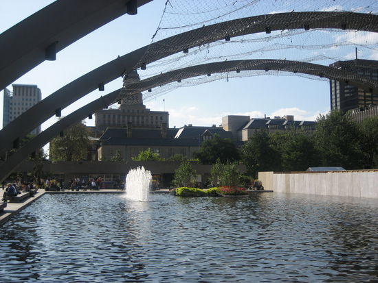 Hier wird im Winter Schlittschuh gelaufen,
Nathan Phillips Square