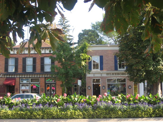 Hier in Niagara-on-the-Lake finden sich noch zahlreiche Gebäude aus dem frühen 19. Jahrhundert