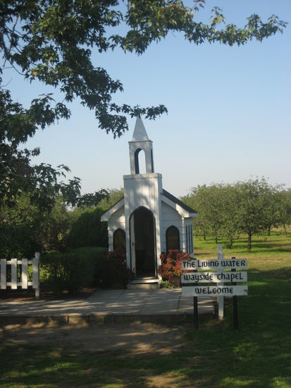In diese kleine Kirche passen 12 Personen und sie ist in der Niagararegion sehr beliebt für Hochzeiten