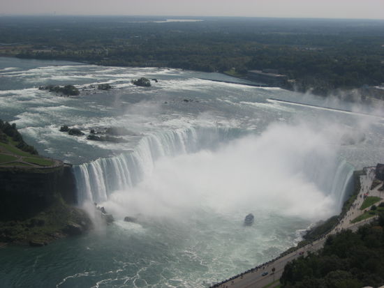 WOW!! ... und das kleine Boot - so nah waren wir auch dran...