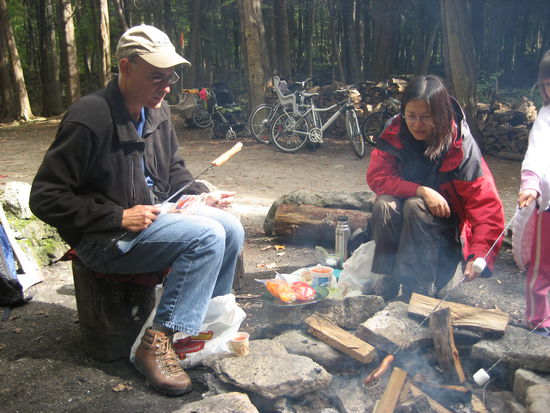 Nach Pfadfinderart grillen wir unsere Würstchen