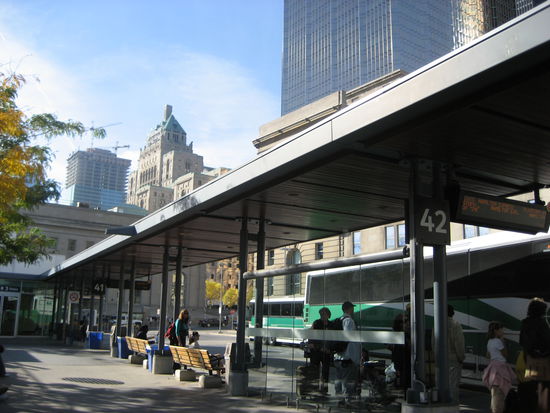 Go Bus Station mit Blick auf das Fairmont
