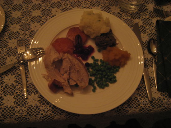Allerlei drumherum... sweet potatoes, cranberry sauce, mashed potatoes, turnip, Erbsen....