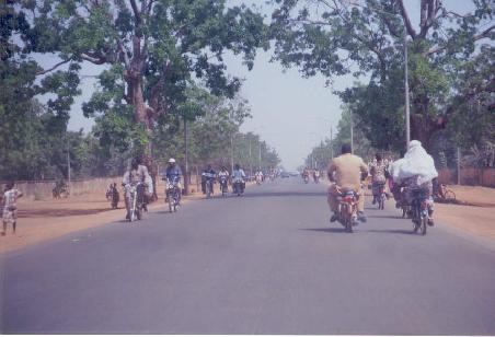 Mit dem Moped unterwegs in Ouagadougou.