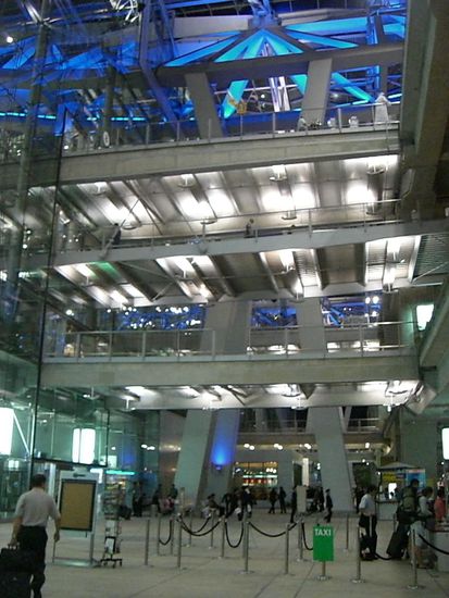 Blau beleuchteter, neu gebauter Flughafen