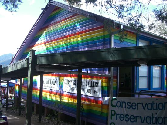 Buntes Haus neben dem Markt