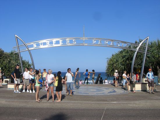 vorne Meer, dahinter Hochhaeuser