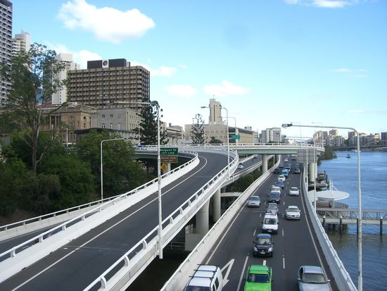 Strassen ueber dem Fluss