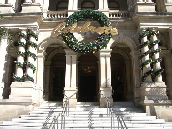 Weihnachtlich geschmueckter Eingang vom Casino