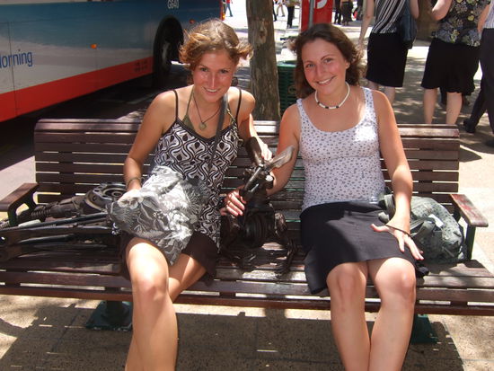 Annina und ich mit Stahlkaenguru in der Stadt