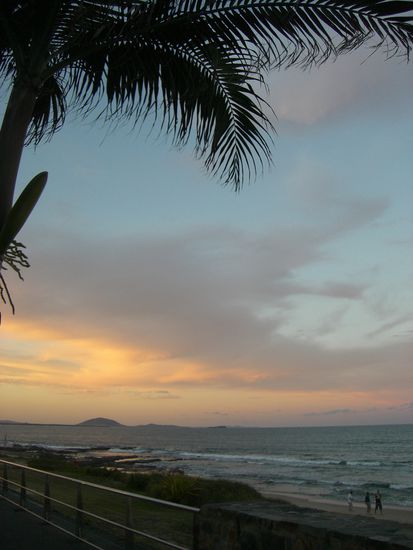 Sonnenuntergang in der Stadt am Meer