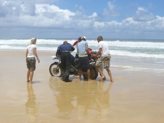 Am Anfang der Reise, als ein paar Leute aus unsrem Wagen dem armen Motorradfahrer geholfen haben, sein stecken gebliebenes Motorrad zu befreien 