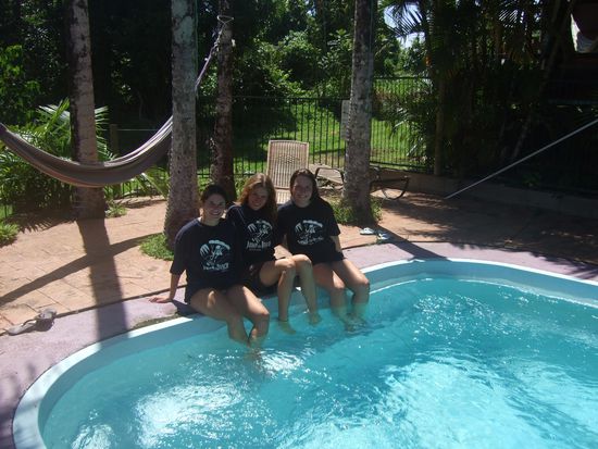 Nach dem Sprung im Hostel mit unsren free t-shirts 