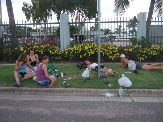 Gammeln und Picknicken am Hafen nach Ankunft der Faehre von Magnetic Island zurueck in Townsville.... bis die Rasensprenkanlage anging 