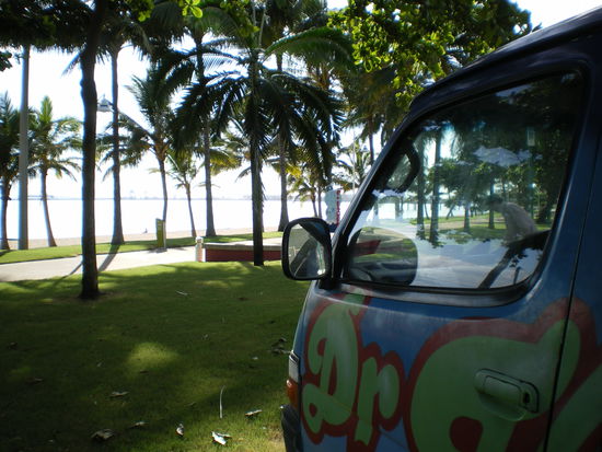 runter nach Townsville, wo wir frueh morgens erst im Meer gebadet haben und es dann weiterging Richtung Outback