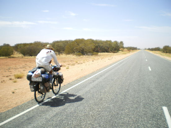 verrueckter Fahrradfahrer mitten im Outback