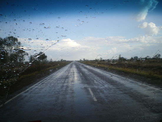 regnerische Fahrt im Outback