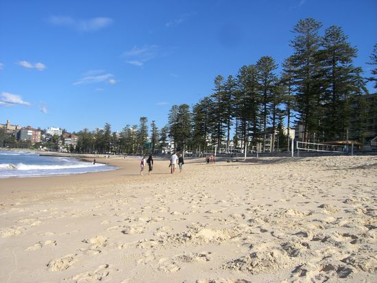 Manly Beach mit Beachvolleyballplaetzen