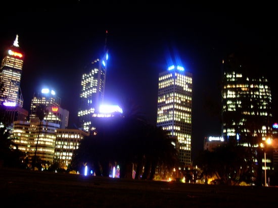 verwackelte Skyline bei Nacht