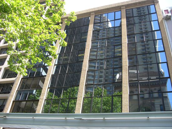 Spiegelung von den Hochhaeusern