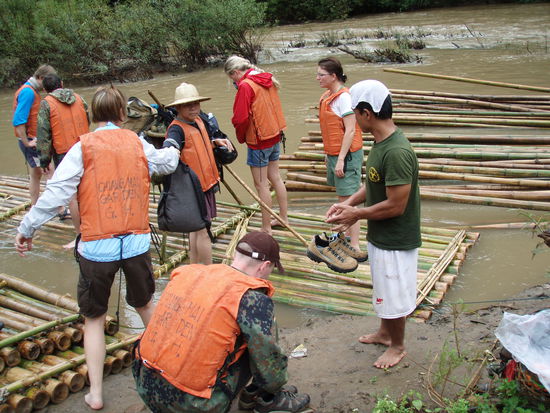 Erstmal werden die Klamotten festgebunden