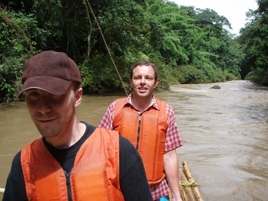 7 km lang stehen wir auf dem Floss