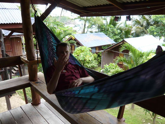 Mit dreckigen Haenden in der Haengematte