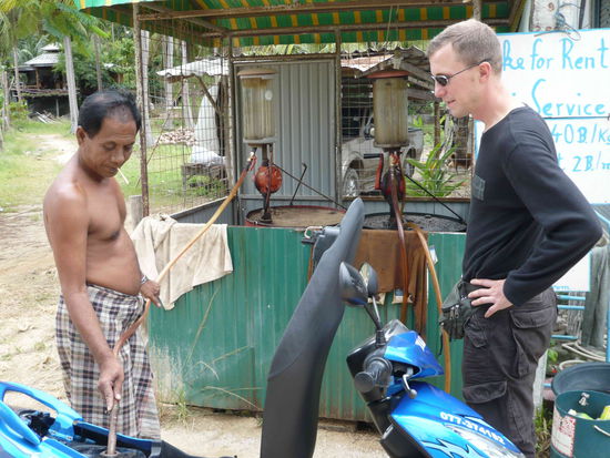 Ja schaut genau hin, das ist eine Tankstelle!
