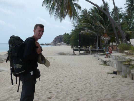 Am Strand entlang auf der Suche nach einem Bungalow
