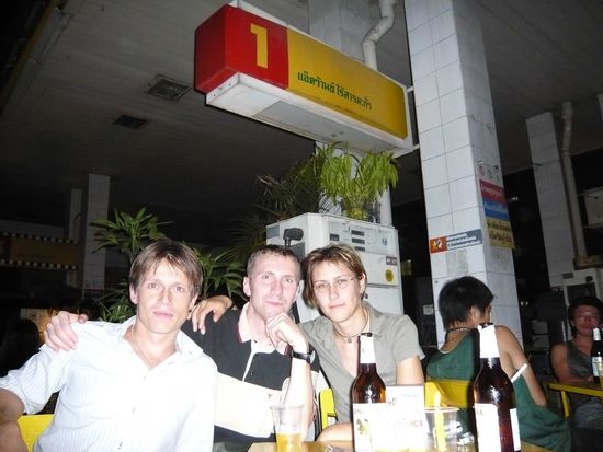 Johann - Daniel - Kerstin an der "Tankstelle"