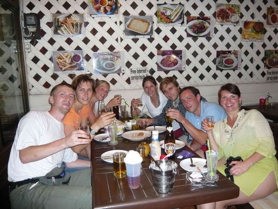 mit Gruessen an Lisa, Kerstin, Daniel, Marcel und Carmen (v.l.n.r.) 