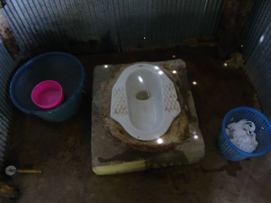 So z.B. sieht ein Toilettenhaeuschen von innen aus, jedenfalls in den Doerfern