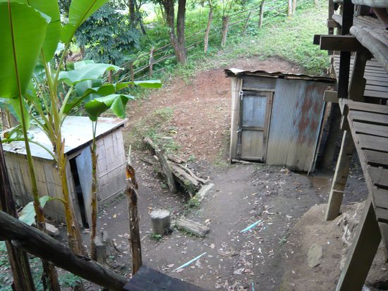 Zwei Toilettenhaeuschen von außen