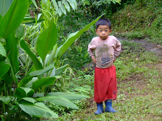 Ein kleines einheimisches Kind.