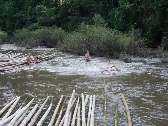 Endlich im Dorf angekommen, kühlen wir uns ab.
