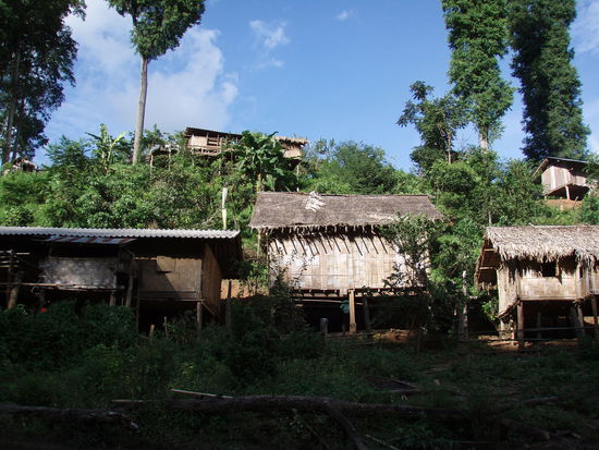 Blick hinauf ins Dorf.