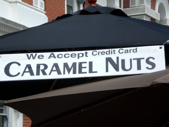 Hier kann man gebrannte Mandeln kaufen und mit Kreditkarte bezahlen!