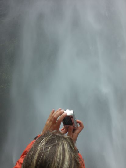 Wir fahren sogar in einen Wasserfall hinein...jetzt nass zu werden macht uns nix mehr aus!!