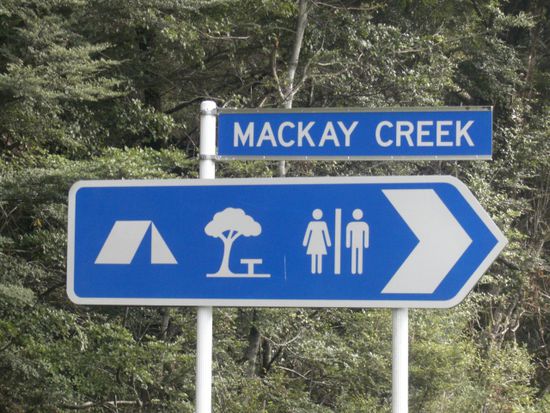 Ein Schild was uns zeigt, dass man hier campen kann. Aber eigentlich ist in Neuseeland wildcampen ueberall verboten! Komisch komisch!!
