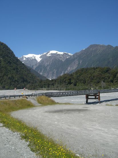 Unbeschreiblich....es ist super warm, die Blumen bluehen unten und oben liegt der Schnee auf den Bergen!