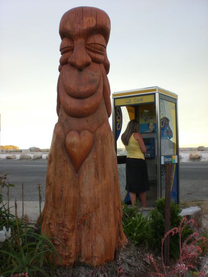 Sara ueberrascht Stefan auf dem Handy