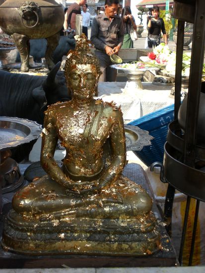 das Blattgold geht nach und nach flöten...bald isser nackisch 