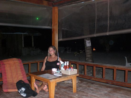 gemütliches Abendessen mit Lagerfeuer im Hintergrund