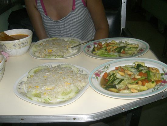 unser Abendessen: Gemüse, Reis und Suppe