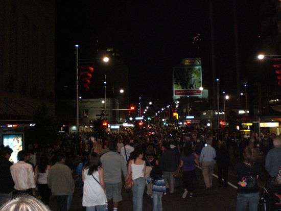 die Massen stroemen die Queenstreet entlang